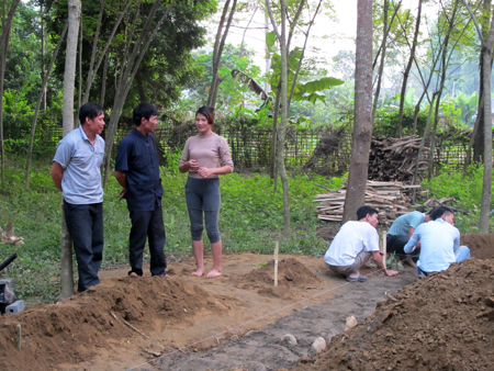 Ông Lò Văn Dung (đứng giữa) trao đổi với người dân trong thôn về công việc của thôn.